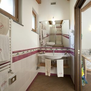 Zimmer mit Kingsize-Bett